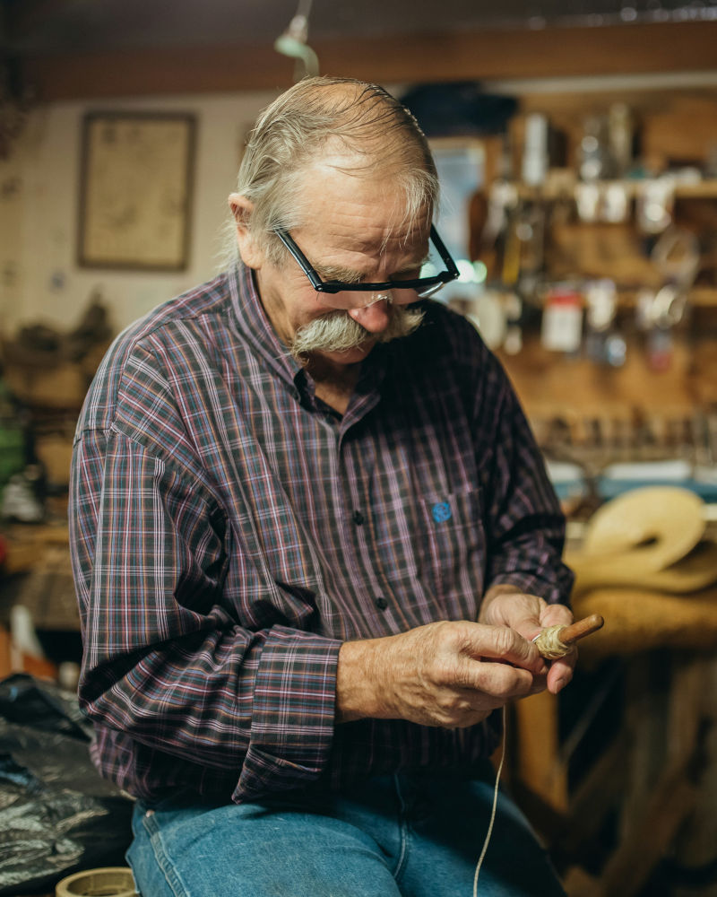 Artisan coutelier dans son atelier